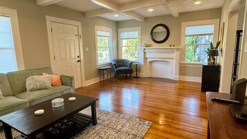 Smart TV, reproductor de DVD, libros y videoteca