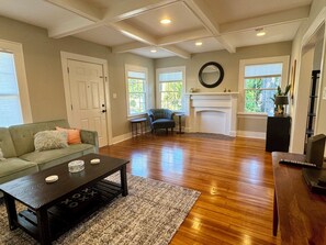 Smart TV, DVD player, books, video library - Downtown Charmer Near Downtown 15 Mins to Pensacola Beach! (Pensacola)