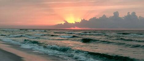 Aurinkotuoleja, rantapyyhkeitä