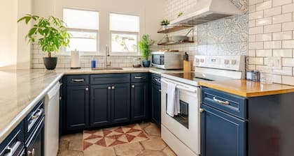 Downtown Charmer Near Downtown 15 Mins to Pensacola Beach!