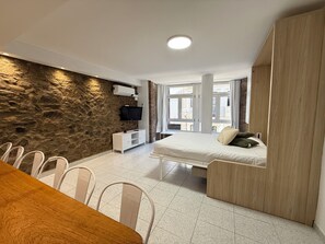3 slaapkamers, een strijkplank/strijkijzer, gratis wifi, beddengoed