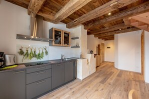 Geladeira, micro-ondas, cooktop, lava-louças