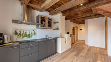 Refrigerador, microondas, placa de cocina, lavavajillas