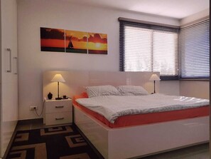 1 bedroom, iron/ironing board, travel cot, free WiFi