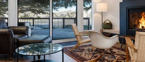 Télévision à écran plat, cheminée