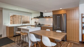 ثلاجة، ميكروويف، فرن، موقد طهي مسطح