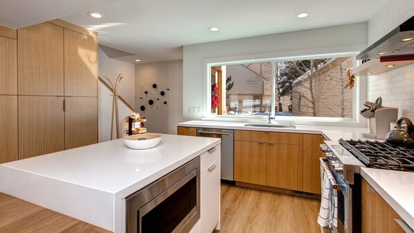 ثلاجة، ميكروويف، فرن، موقد طهي مسطح