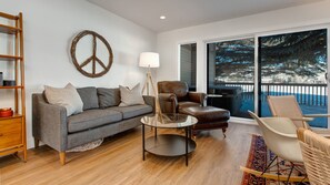 Una televisión de pantalla plana, una chimenea