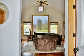 Älytelevisio, takka, DVD-soitin, kirjoja