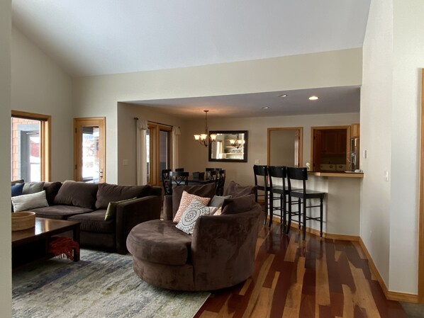 Älytelevisio, takka, DVD-soitin, kirjoja