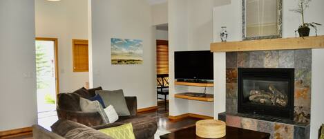 Smart TV, chimenea, reproductor de DVD y libros
