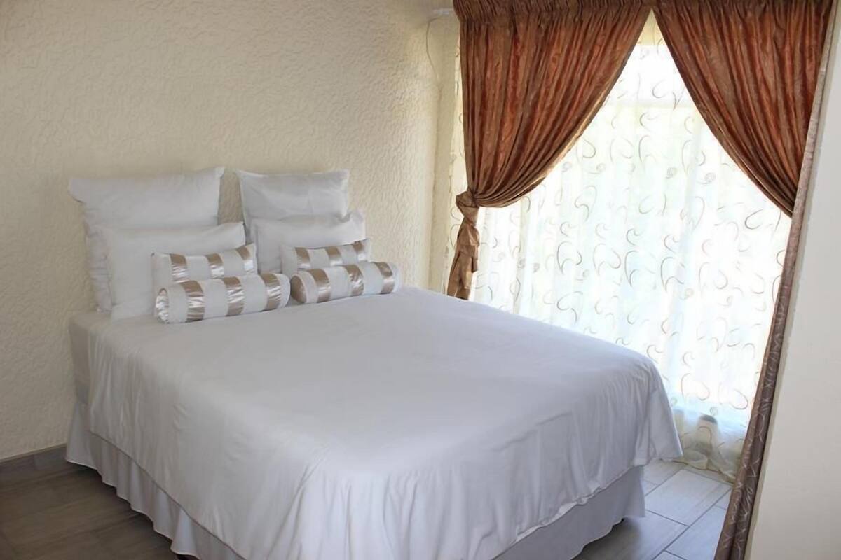 Economy Room, 1 Queen Bed | Iron/ironing board, free WiFi, bed sheets