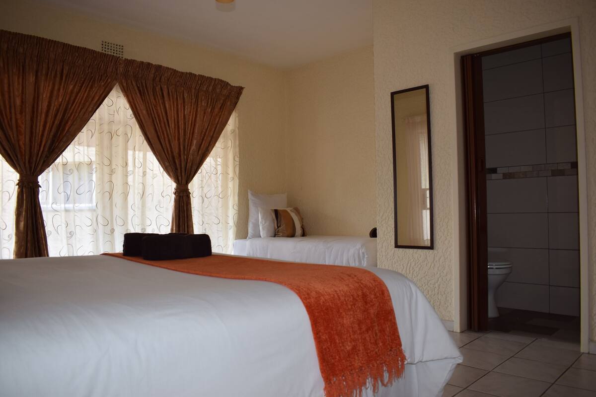 Family Room | Iron/ironing board, free WiFi, bed sheets