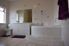 Deluxe Room | Bathroom | Free toiletries, towels - Moye Guest House (Benoni)