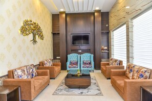 Lobby sitting area - Hotel Sun City Plaza (Jaipur)