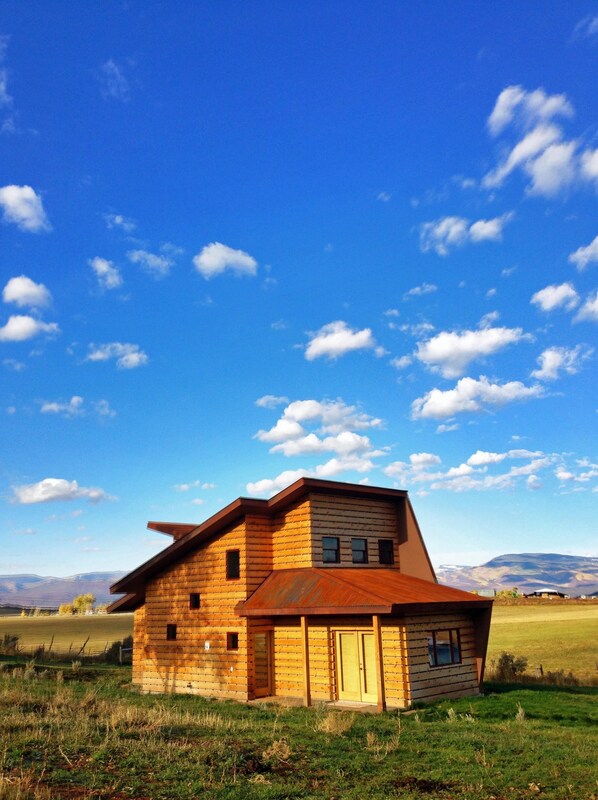 Private Modern Cabin, Eternal Sunset, 360 Degree Views, Horses/Dogs