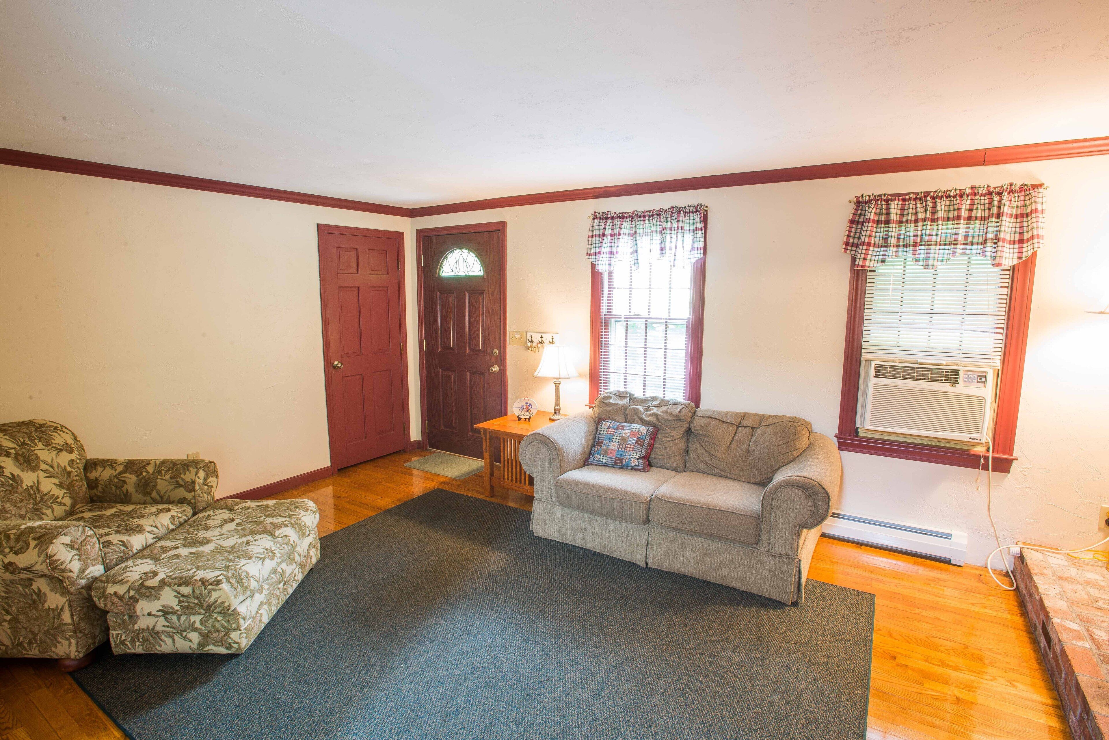 Spacious Cape with Ocean View, Short Walk to Beach