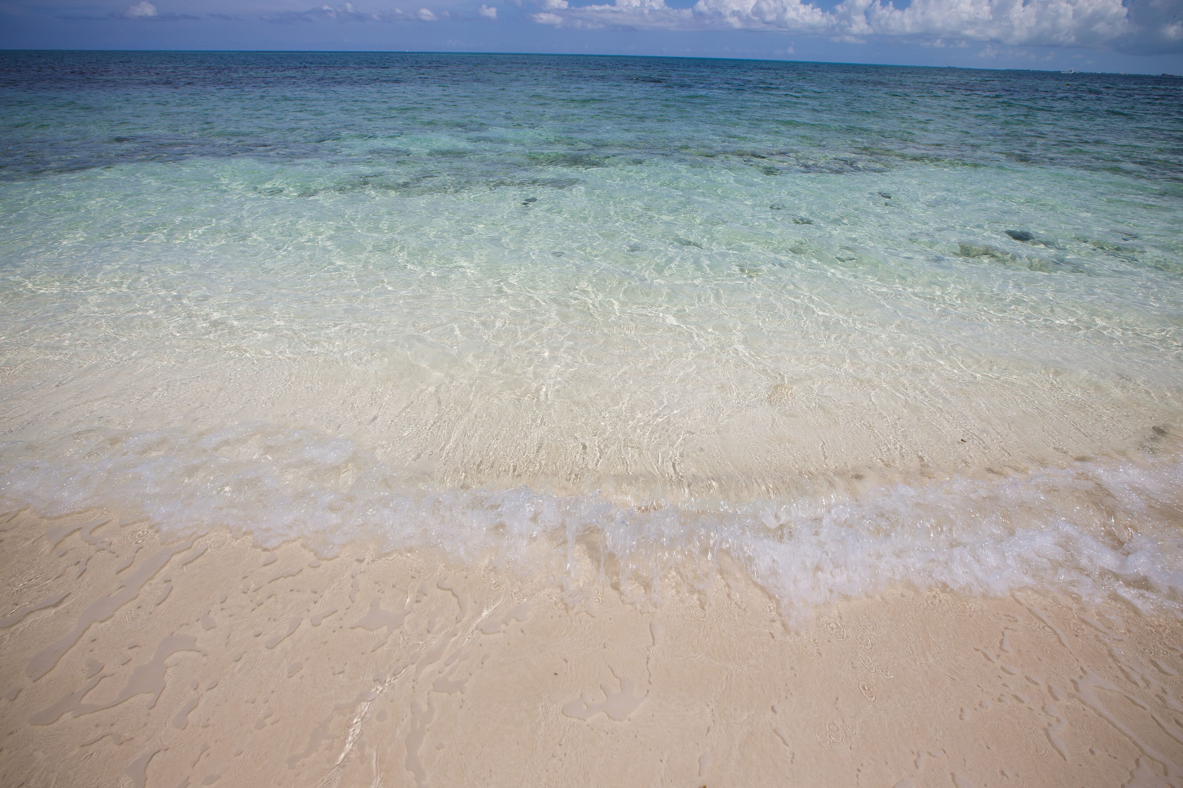 På stranden, solsenger og strandhåndklær
