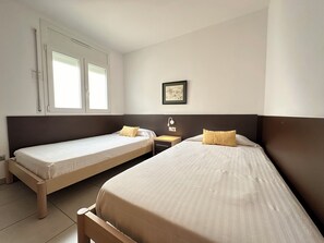 3 bedrooms, iron/ironing board, free WiFi, bed sheets - Agi Drugstore BC Apartamento for rent in Roses Girona. (Rosas / Roses)