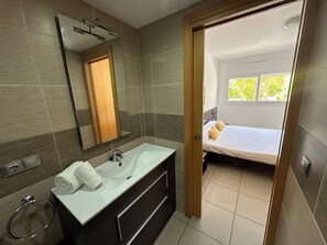 Shower, towels - Agi Drugstore BC Apartamento for rent in Roses Girona. (Rosas / Roses)