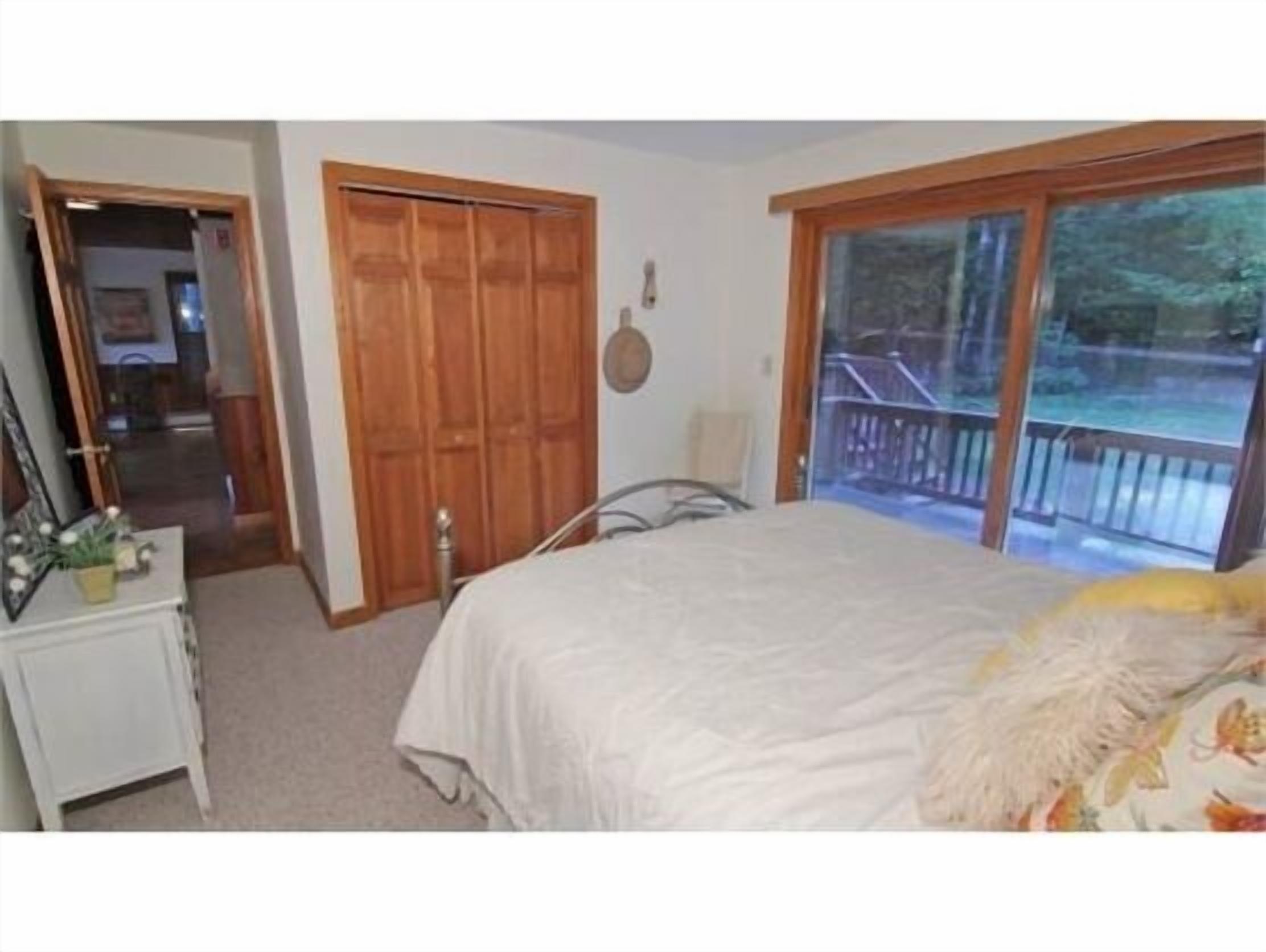 Lakefront Home 4 Bedroom Sleeps 10