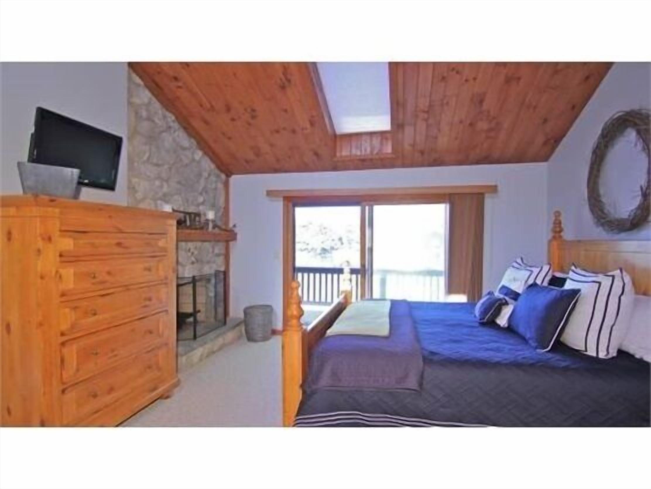 Lakefront Home 4 Bedroom Sleeps 10