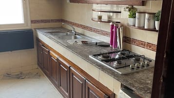 Full-size fridge, oven, stovetop, coffee/tea maker