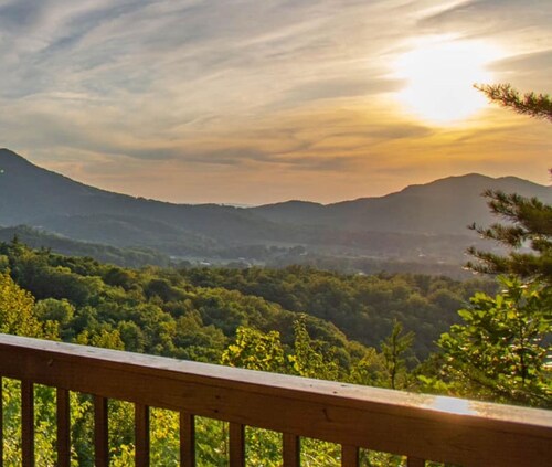 Stunning Mountain Views. Minutes to Nat’l Park. Dog Friendly! Sleeps up to 8. 