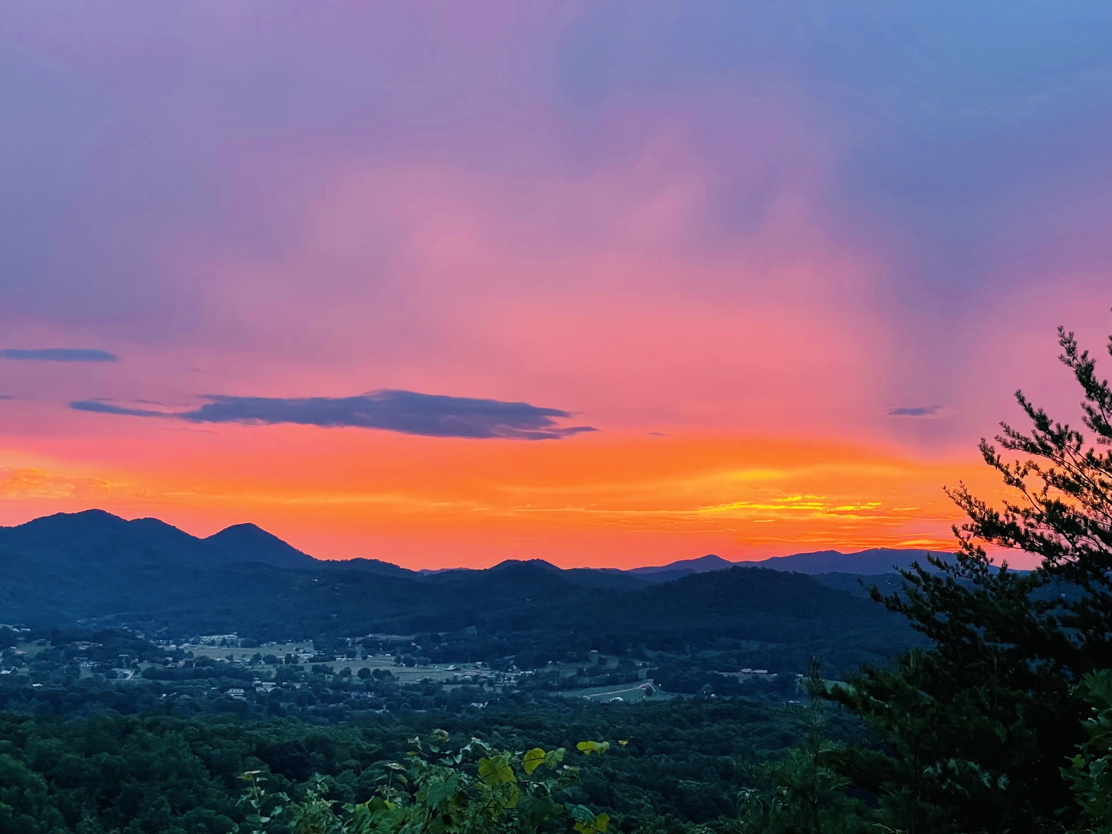 Un paysage montagneux au coucher du soleil.