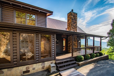 Stunning Mountain Views. Minutes to Nat’l Park. Dog Friendly! Sleeps up to 8.