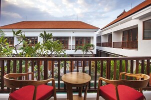 Estúdio, vista para a piscina | Vista da sacada