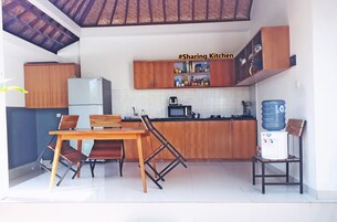 Refrigerador em uma área comum, micro-ondas em uma área comum