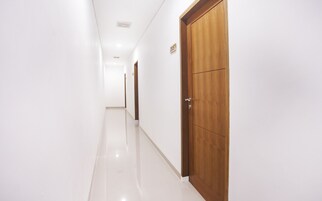 Escrivaninha, espaço de trabalho para notebook, cortinas blackout