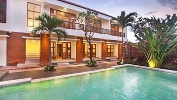 Outdoor pool, pool loungers