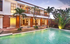 Outdoor pool, sun loungers - Sahadewa Suites Residence (Kerobokan)