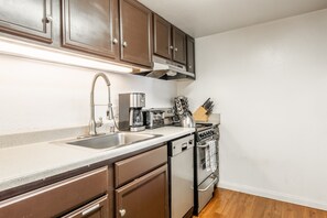 Kühlschrank, Mikrowelle, Ofen, Herdplatte