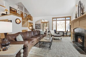 Smart TV, chimenea, reproductor de DVD, libros