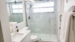 Duschwanne, Haartrockner, Handtücher, Toilettenpapier
