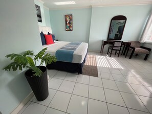 1 makuuhuone, tallelokero huoneessa, työpöytä, silitysrauta/-lauta