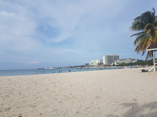 On the beach, sun-loungers, beach towels - Spacious Ocho Rios Beach Apt with A/C, Cable TV, WiFi, Kitchen, Pool & View (Ocho Rios)