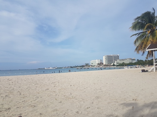 Spacious Ocho Rios Beach Apt with A/C, Cable TV, WiFi, Kitchen, Pool & View