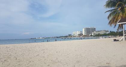 Spacieux Ocho Rios Beach Apt avec A / C, télévision par cùble, WiFi, cuisine, café et vue