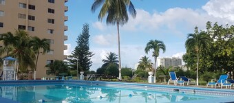 Spacious Ocho Rios Beach Apt with A/C, Cable TV, WiFi, Kitchen, Pool & View