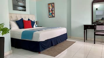 1 camera, una cassaforte in camera, una scrivania, ferro/asse da stiro