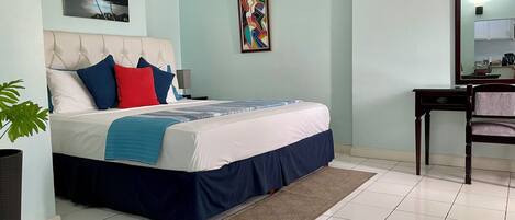 1 chambre, coffre-fort, bureau, fer et planche Ă repasser