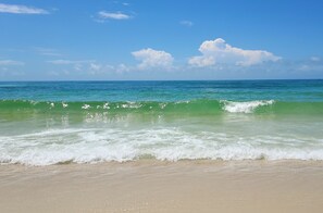 Una playa con aguas turquesas cristalinas y olas suaves.
