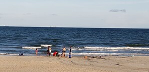 En la playa, camastros y toallas de playa 