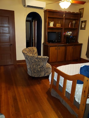 5 bedrooms, in-room safe, iron/ironing board, free WiFi - It's Our Anniversary, bringing Great Lodging since 2008! (Galveston)