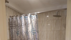 Ducha, artículos de higiene personal gratuitos y secador de pelo
