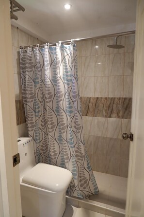 Shower, free toiletries, hair dryer, slippers - Sunset View Ridge Residences (Baguio)